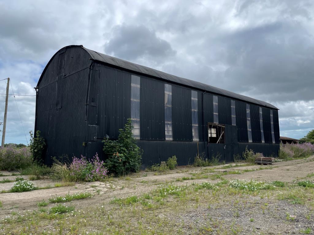 Lot: 158 - REDEVELOPMENT OPPORTUNITY - PLANNING CONSENT FOR TWO NEW BUILD DWELLINGS AND SEVEN BARN CONVERSIONS - Dutch barn